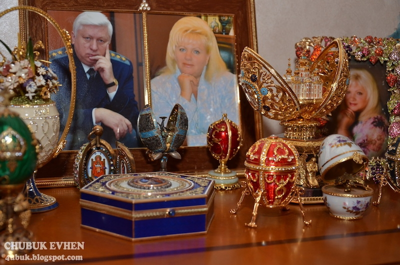 Illustration for article titled Tour the Opulent, Evacuated McMansions of Ukraine's Fallen Leaders